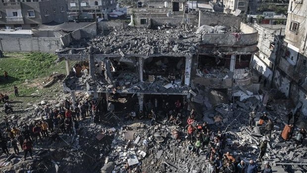 İsrail ordusu Qəzzada qaçqın düşərgəsini bombalayıb - VİDEO