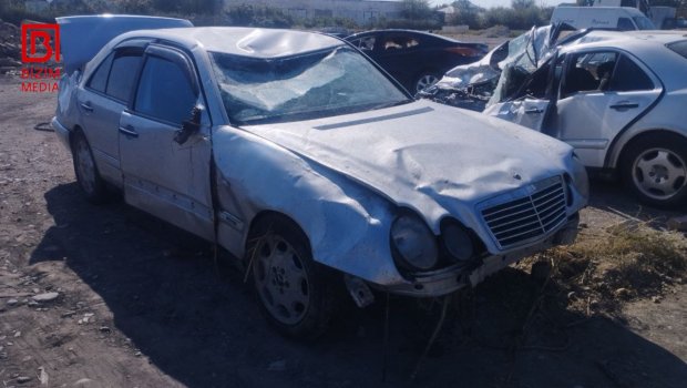 Kürdəmirdə &ldquo;Mercedes&rdquo; su kanalına AŞDI: Xəsarət alanlar var &ndash; FOTO/VİDEO 