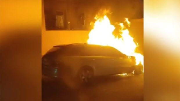 Bakıda &ldquo;Mercedes&rdquo; belə yandı - VİDEO