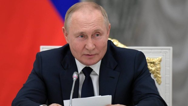 Putinin vilayət meri ilə MARAQLI DİALOQU: &ldquo;Kostyumunuz yerli istehsaldır?&rdquo; - VİDEO