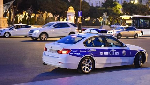 Bakıda əmrə tabe olmayan sürücünü üç polis maşını saxladı - VİDEO