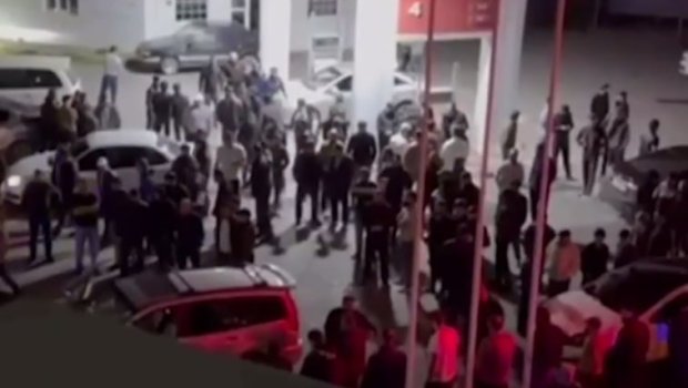 Rusiyada polis maşını ATƏŞƏ TUTULDU &ndash; Ölənlər var &ndash; VİDEO
