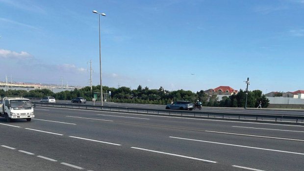 Bakıda narazılıq yaradan qoşa xətt silinərək qırıq xətlə əvəz edildi - FOTO