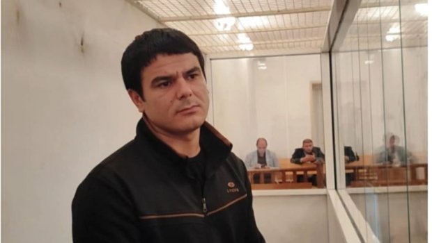 Həyat yoldaşının boğazını kəsmək istəyən şəxs: "Özümdə olmamışam"