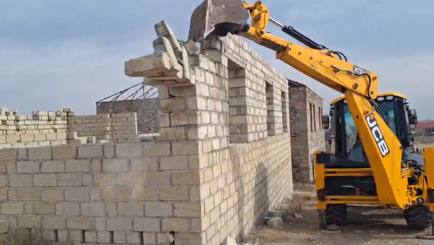 Gəncədə qanunsuz tikililər söküldü &ndash; FOTO/VİDEO