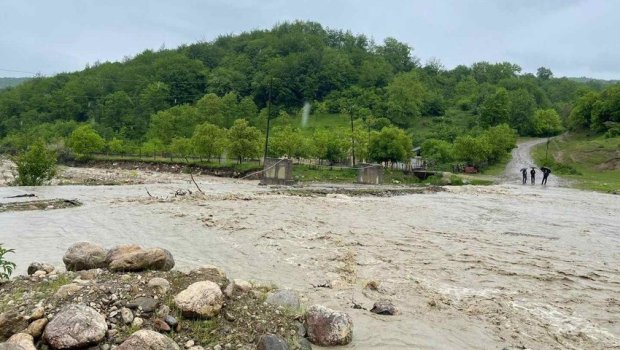 Qubada leysan yağışları nəticəsində müəllimlərin olduğu avtomobili SEL APARIB