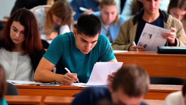 Kadr ehtiyatını təmin etməyən UNİVERSİTETLƏR &ndash; Məzunlarının taleyi ilə niyə MARAQLANMIRLAR?
