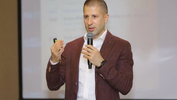 Çingiz Mehdiyev məhkəməyə əsa ilə gəldi - FOTO