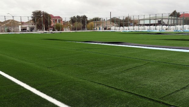 Bakıda daha bir stadionun ot örtüyü dəyişdirilir - FOTO