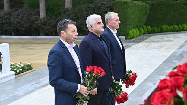 Böyük Britaniya lordları Fəxri xiyabanı ziyarət etdi