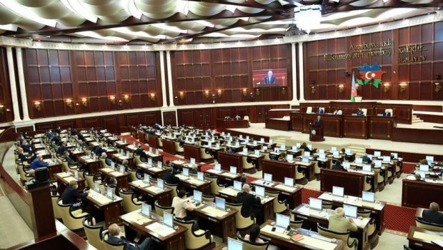 Həm maaş, həm də pensiya alan deputatlar — SİYAHI
