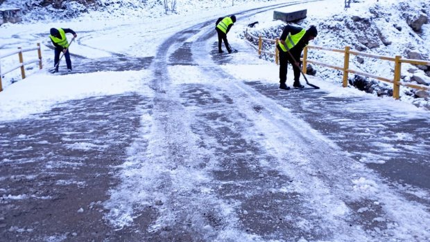 Xınalıq yolu buzdan təmizləndi - FOTO