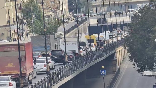 Bakıda QƏZA: Sıxlıq yarandı