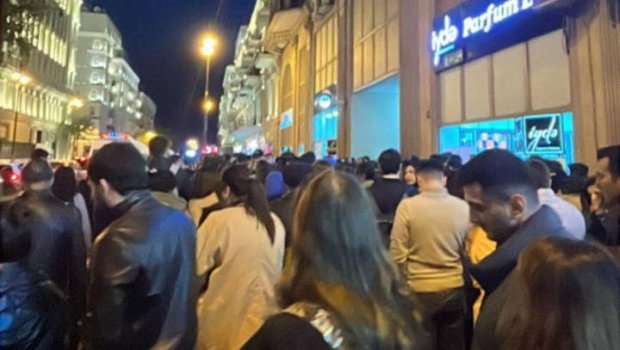 "Sahil" metrosu qarşısında izdiham YAŞANIR