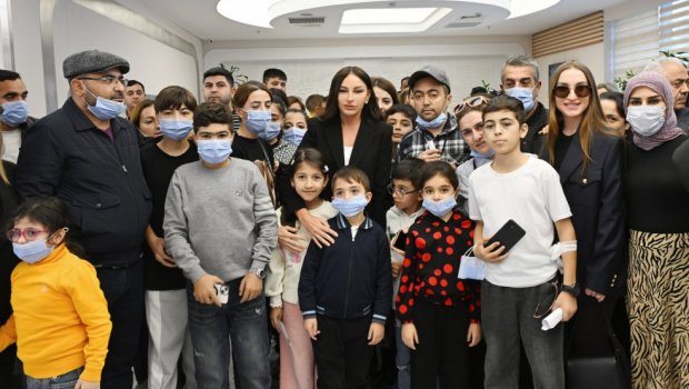 Mehriban Əliyeva ailə üzvləri ilə Talassemiya Mərkəzində olub - FOTO