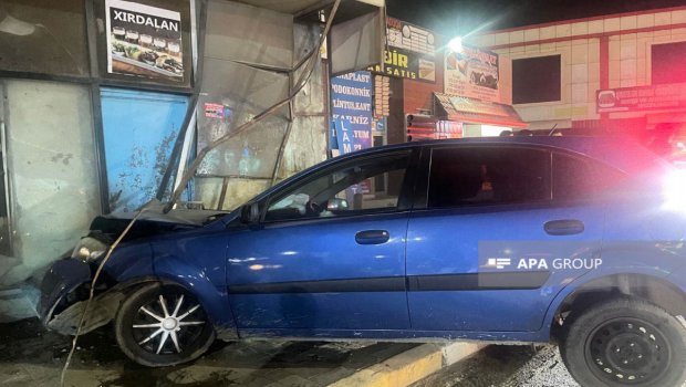 Sumqayıtda avtomobil mağazaya ÇIRPILDI - FOTO