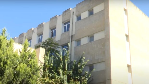 Bakıda sinif yoldaşları şagirdi məktəbin pəncərəsindən aşağı salladılar &ndash; VİDEO