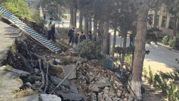12 gün əvvəl uçan məktəb hasarı hələ də bərpa edilməyib &ndash; FOTO