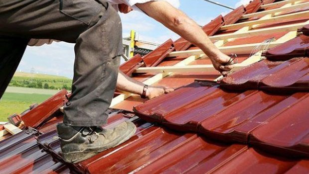 40 yaşlı usta məktəbdə təmir apararkən damdan yıxıldı