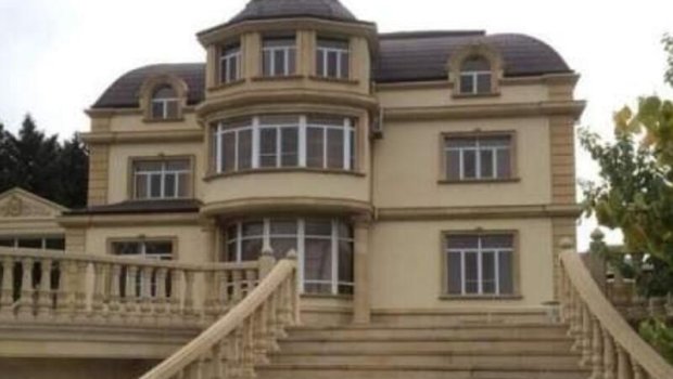Novxanıdakı 3 mərtəbəli villa bu məşhurun imiş &ndash; FOTO