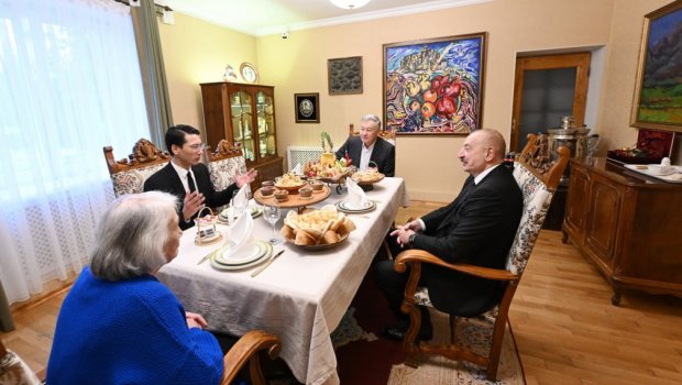 İlham Əliyev Çingiz Aytmatovun ailəsi ilə çay süfrəsi arxasında - FOTO