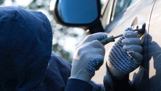 Bakıda avtomobillərin akkumlyatorlarını oğurlayan şəxs kameraya düşdü &ndash; ANBAAN VİDEO