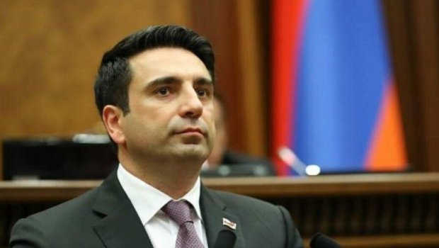 Ermənistan parlamentinin spikeri jurnalistin üstünə TÜPÜRDÜ