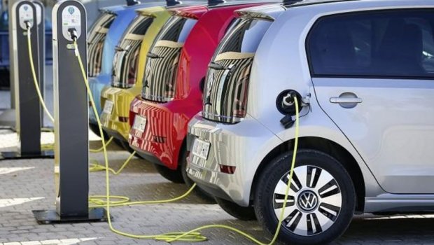 Elektromobillərlə bağlı MÜƏMMA &ndash; Batareyaların maşının altında olması yanğın RİSKİNİ ARTIRIR?