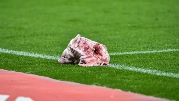Derbi matçında meydana donuz başı ATDILAR