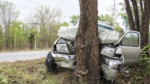 Samuxda maşın ağaca çırpıldı: Xəsarət alanlar var