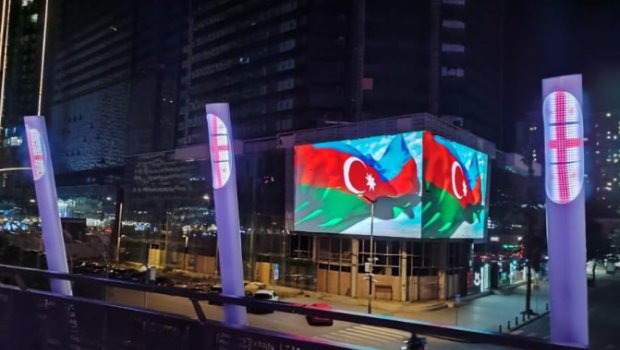 Batumi şəhəri Azərbaycan bayrağının rəngləri ilə işıqlandırıldı - FOTO