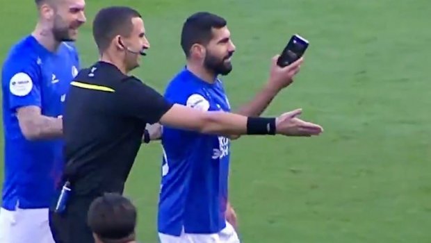Oyun zamanı meydanda telefon tapıldı