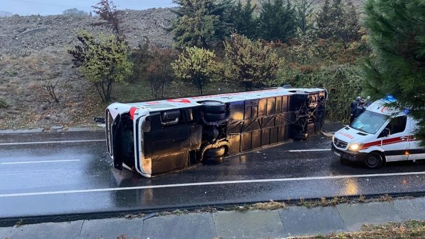 İstanbulda sərnişin avtobusu aşdı: 2 ölü, 15 yaralı var