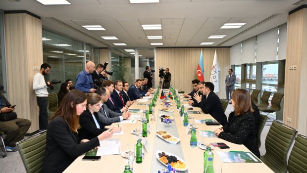 Belçikanın Baş naziri Bakı limanında – FOTO