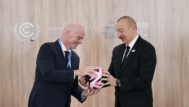 FIFA prezidentindən İlham Əliyevə maraqlı hədiyyələr &ndash; FOTO/VİDEO