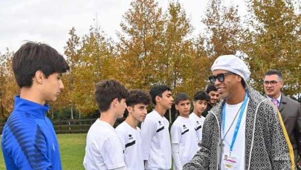 Ronaldinyo azərbaycanlı yeniyetmə futbolçularla görüşdü &ndash; VİDEO