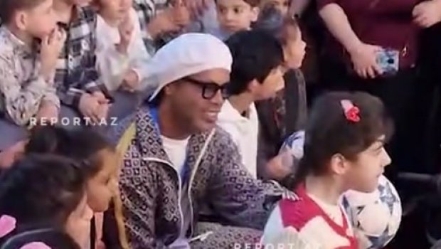 Ronaldinyo “Dəniz Mall”da kimsəsiz uşaqlarla görüşdü – VİDEO