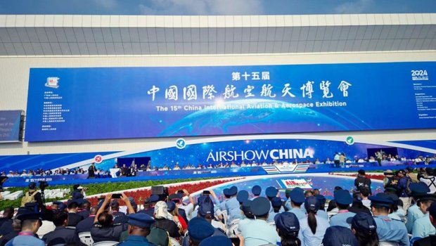 Hərbi Hava Qüvvələrinin komandanı Çində keçirilən beynəlxalq sərgidə - FOTO