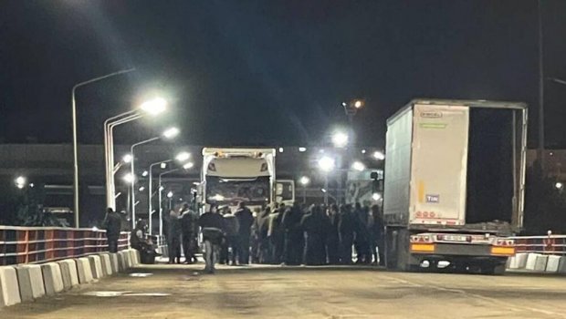 Ermənistan sürücüləri İranla sərhəddə yolu bağladı