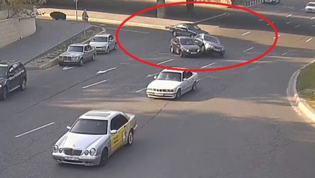 Bakıda sürücülər yolu bölüşə bilmədi - QƏZANIN VİDEOSU