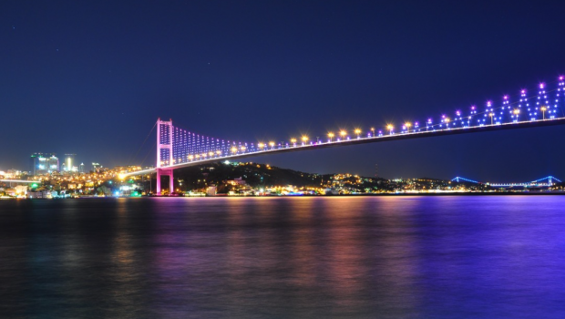 İstanbul Boğazında ÇƏTİN ANLAR: Külək yük gəmisinin hərəkətinə mane oldu - VİDEO