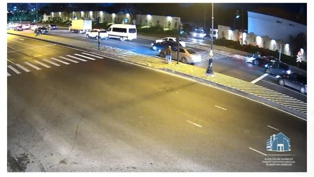 İşıqforun qırmızı işığından keçən motosiklet qəzaya SƏBƏB OLDU - VİDEO