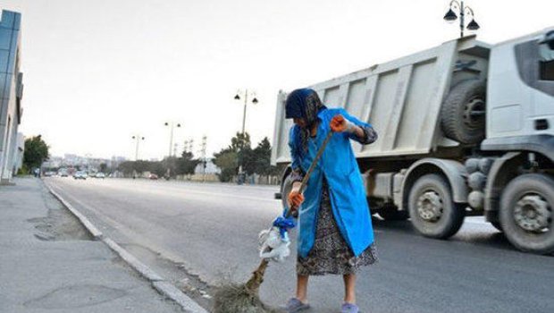 Yolu süpürən qadını maşın vurub öldürdü