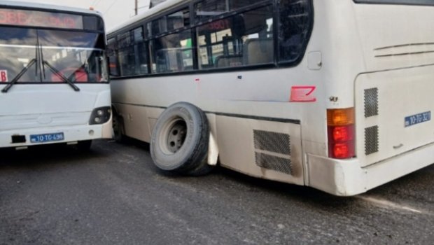 Bakıda avtobusun təkəri qopdu, təhlükəli vəziyyət yarandı &ndash; FOTO 