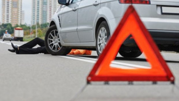 20 yaşlı gənci avtomobil vurdu - YOLU KEÇMƏK İSTƏYİB