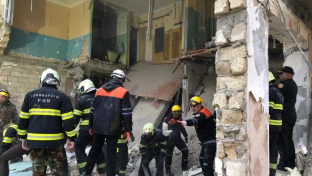 Sumqayıtda yaşayış binasında partlayış: Sakinlər təxliyə edildi - FOTO/VİDEO