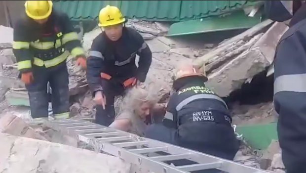 Vüqar Həşimovun valideyninin dağıntılar altından çıxarılma anı &ndash; VİDEO