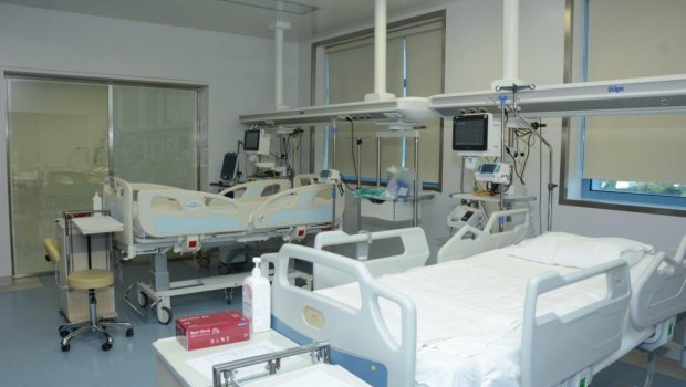 68 yaşlı kişi huşsuz vəziyyətdə xəstəxanaya gətirildi - Həkimlər həyata qaytardı - FOTO