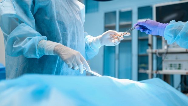 Sürətlə yayılan sinə ƏMƏLİYYATI - Mammoplastika edən analar körpəsinə süd verə bilərmi?