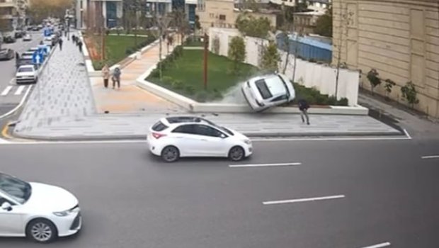 Bakıda maşın aşdı, piyada son anda xilas oldu - VİDEO